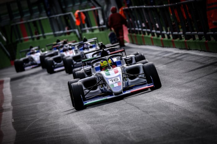 Rosso (Italia) ha battuto Germania e Finlandia per prendere la medaglia d’oro nella Formula 4 Cup
