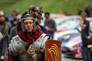 Parade
 | SRO / Kevin Pecks-1VIER